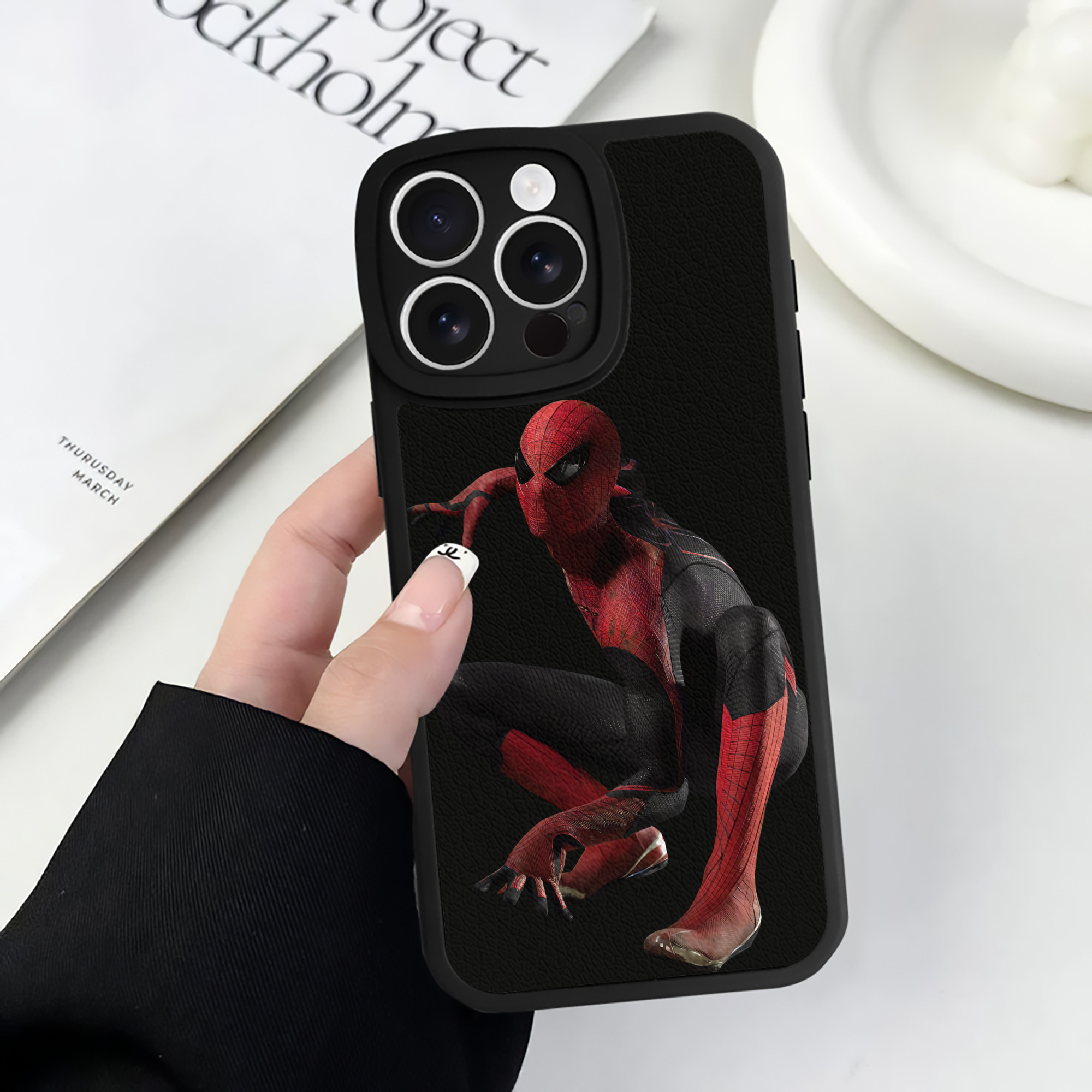 Spider Man スパイダーマン 【iPhone 16シリーズ対応】シリコンスマホケース（レザー調） 材質：シリコン